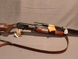 un vieux fusil avec une poignée en bois et une courroie en cuir