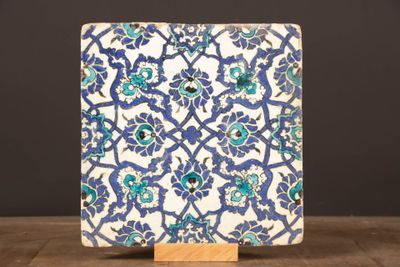 un carreau bleu et blanc orné d'un motif floral