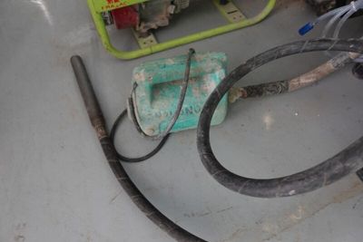 un tuyau et une pompe à eau posés sur une table