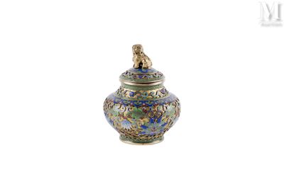 un petit vase surmonté d'un oiseau