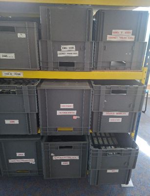 de nombreuses boîtes empilées dans une pièce