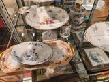 plusieurs assiettes et bols exposés dans une vitrine