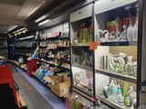 de nombreuses étagères dans le magasin qui contiennent différents articles