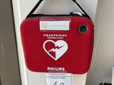 un sac rouge orné d'un cœur, accroché au mur