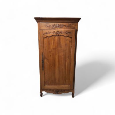 une image représentant une armoire en bois avec une porte et un tiroir