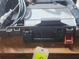 un grand nombre d'appareils électroniques posés sur une table