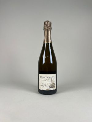 une bouteille de vin posée sur une table blanche