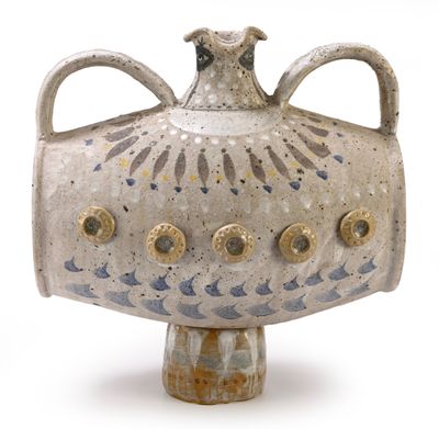 un vase posé sur une table