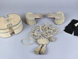 Plusieurs objets, dont un chapeau, un sac à main et d'autres articles, sont posés sur une table