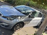 une voiture argentée garée sur le bord de la route