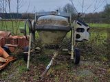 une bétonnière au milieu d'un champ