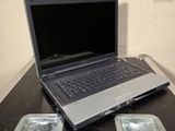un ordinateur portable posé sur une table noire