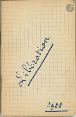 un vieux livre sur lequel il y a des notes et dans lequel se trouve un stylo