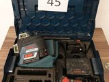 une boîte contenant des outils posée sur une table, avec une étiquette de prix dessus
