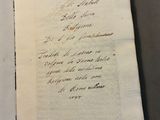 un livre écrit posé sur une table
