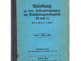 un vieux livre avec une couverture bleue sur fond blanc