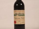 une bouteille de vin posée sur une table