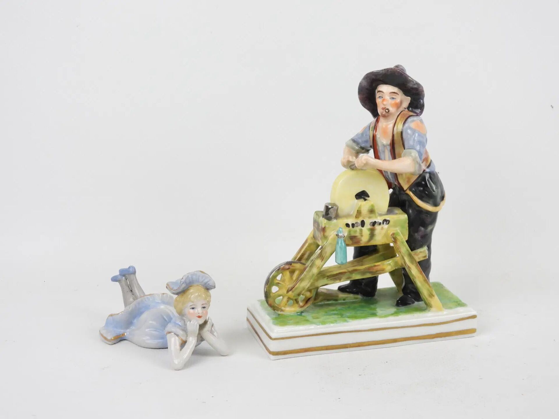 Manufacture de Dresde : groupe en porcelaine polychrome représentant un rémouleur au travail, marque sous la base. H....