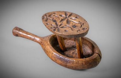 une vieille cuillère en bois avec un manche en bois, une cuillère en bois avec un manche en bois, une cuillère en bois avec un manche en bois et une cuillère en bois avec un manche en bois