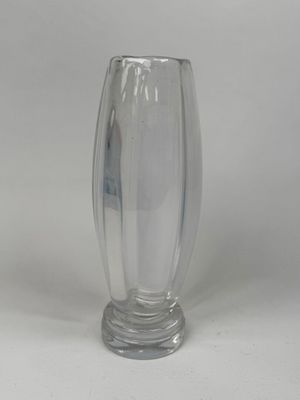 un vase en verre posé sur une table