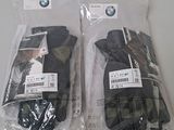 deux paires de gants emballées dans du plastique