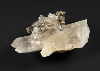 un gros plan d'un morceau de cristal posé sur une surface noire