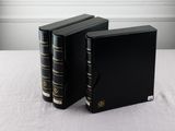 deux livres noirs posés l'un à côté de l'autre sur une table blanche