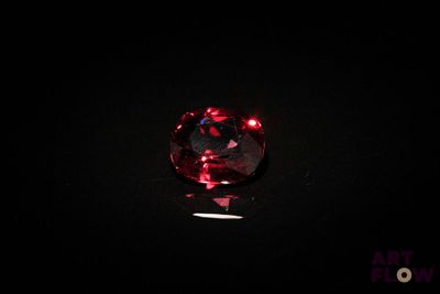 gros plan d'un diamant rouge sur une surface noire