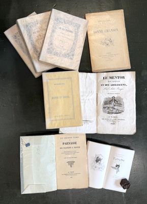plusieurs vieux livres sont empilés sur une table