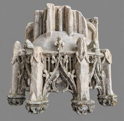 une statue représentant un bâtiment surmonté d'une horloge