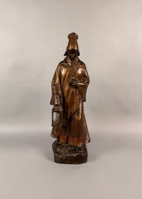 statue en bronze représentant un homme coiffé d'un chapeau et vêtu d'un manteau, tenant un seau