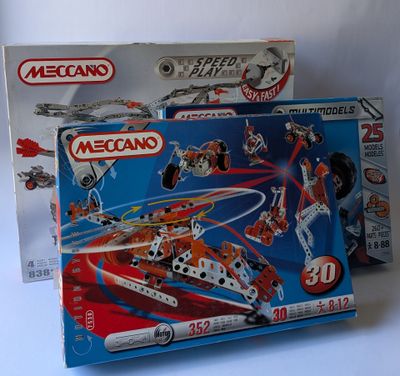 deux boîtes de jouets posées sur une table