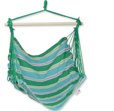 une chaise-hamac à rayures vertes et bleues suspendue à un poteau en bois