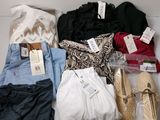 une boîte de vêtements et une paire de chaussures posées sur une table