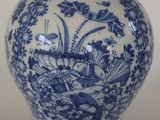 un vase bleu et blanc posé sur une table