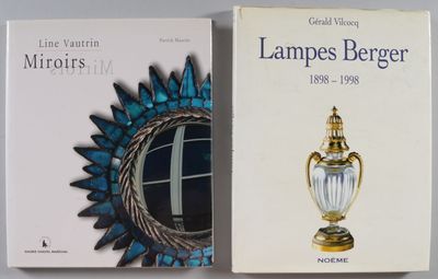 deux livres posés sur une table, avec un miroir en arrière-plan