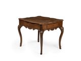 une petite table en bois surmontée d'un tiroir