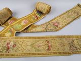 deux rouleaux de tissu à motifs floraux posés sur une table