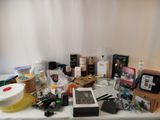 une table sur laquelle se trouvent de nombreux objets