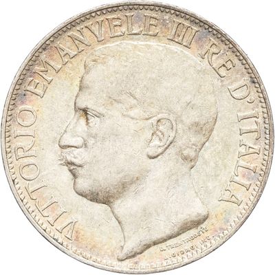 Gros plan sur une pièce de monnaie portant le visage d'un homme