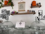 une table en verre sur laquelle sont disposés des clochettes et des assiettes