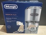 Emballage d'une cafetière Delonghi Dedicà Style posé sur une table