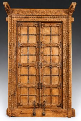 une vieille armoire en bois avec deux portes au milieu
