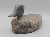 une image représentant un canard en pierre perché sur un rocher