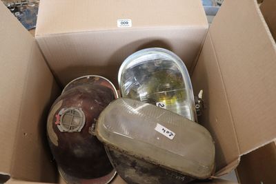 une boîte en carton remplie d'objets hétéroclites sur le sol
