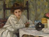 un tableau représentant une femme assise à une table avec une théière