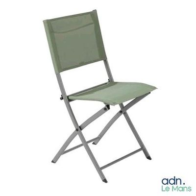 une chaise pliante verte posée sur un fond blanc
