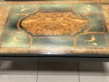 une table ornée d'un motif, placée au milieu d'une pièce
