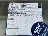 a sticker on the back of a bus that says vica