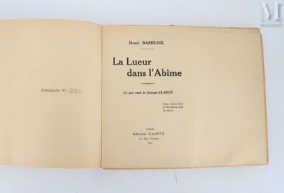 un livre ouvert posé sur une table à côté d'une table blanche